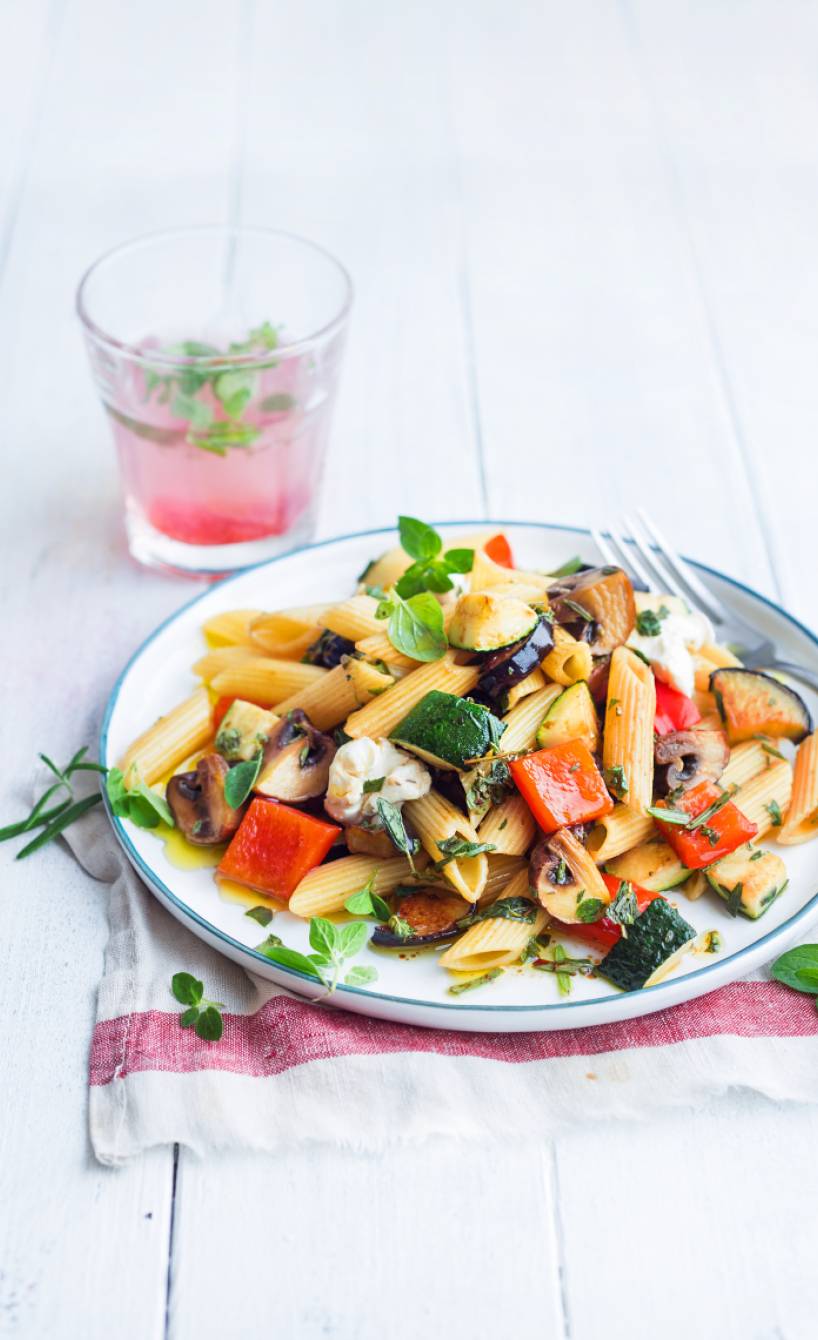 Penne-Salat mit Sommergemüse und Kräuterdressing