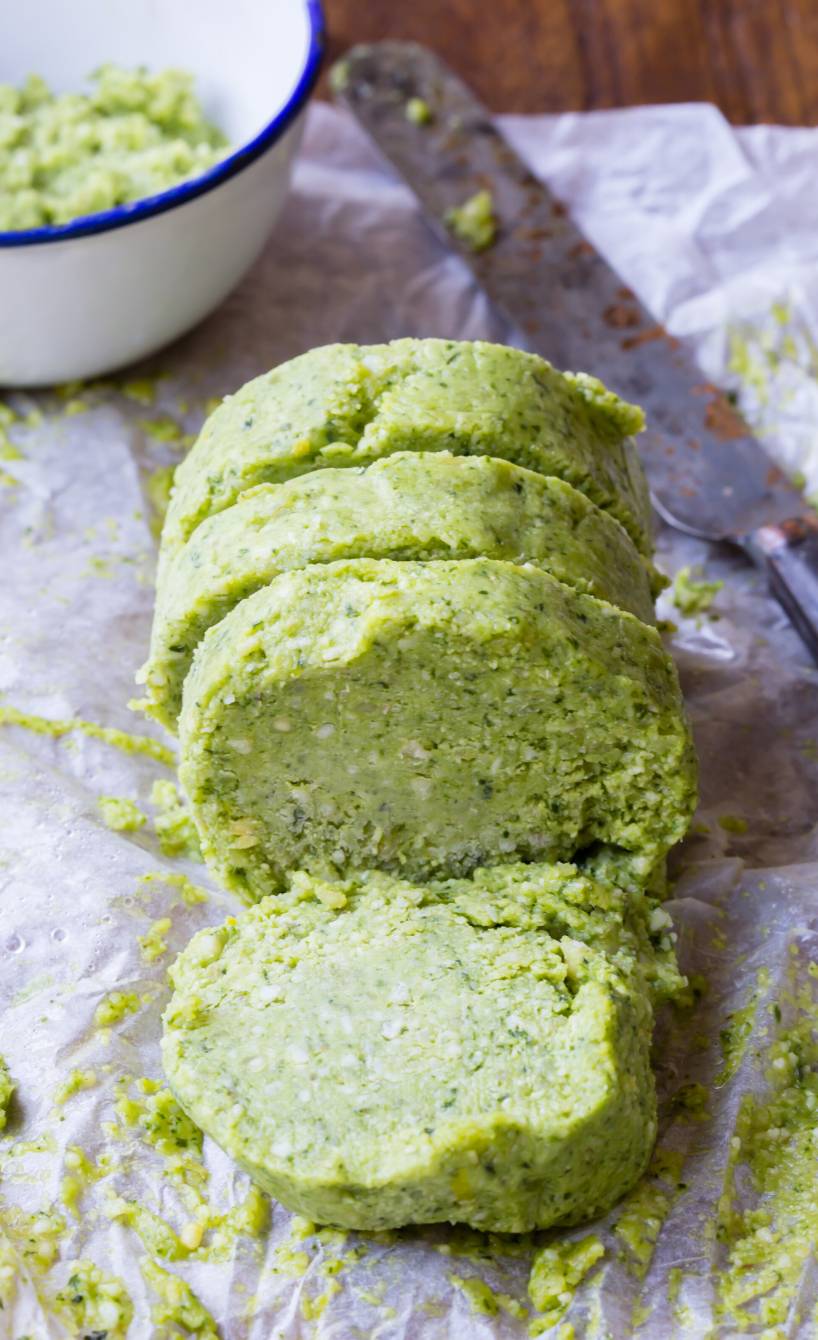 Selbstgemachte Pestorolle angeschnitten auf einem Stück Backpapier