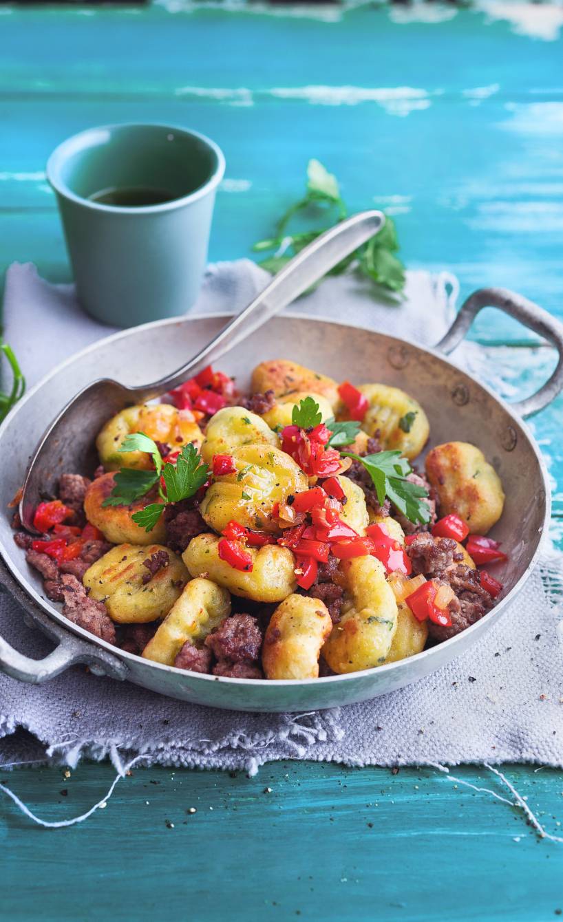 Petersiliengnocchi-Hack-Pfanne mit Paprikasalsa