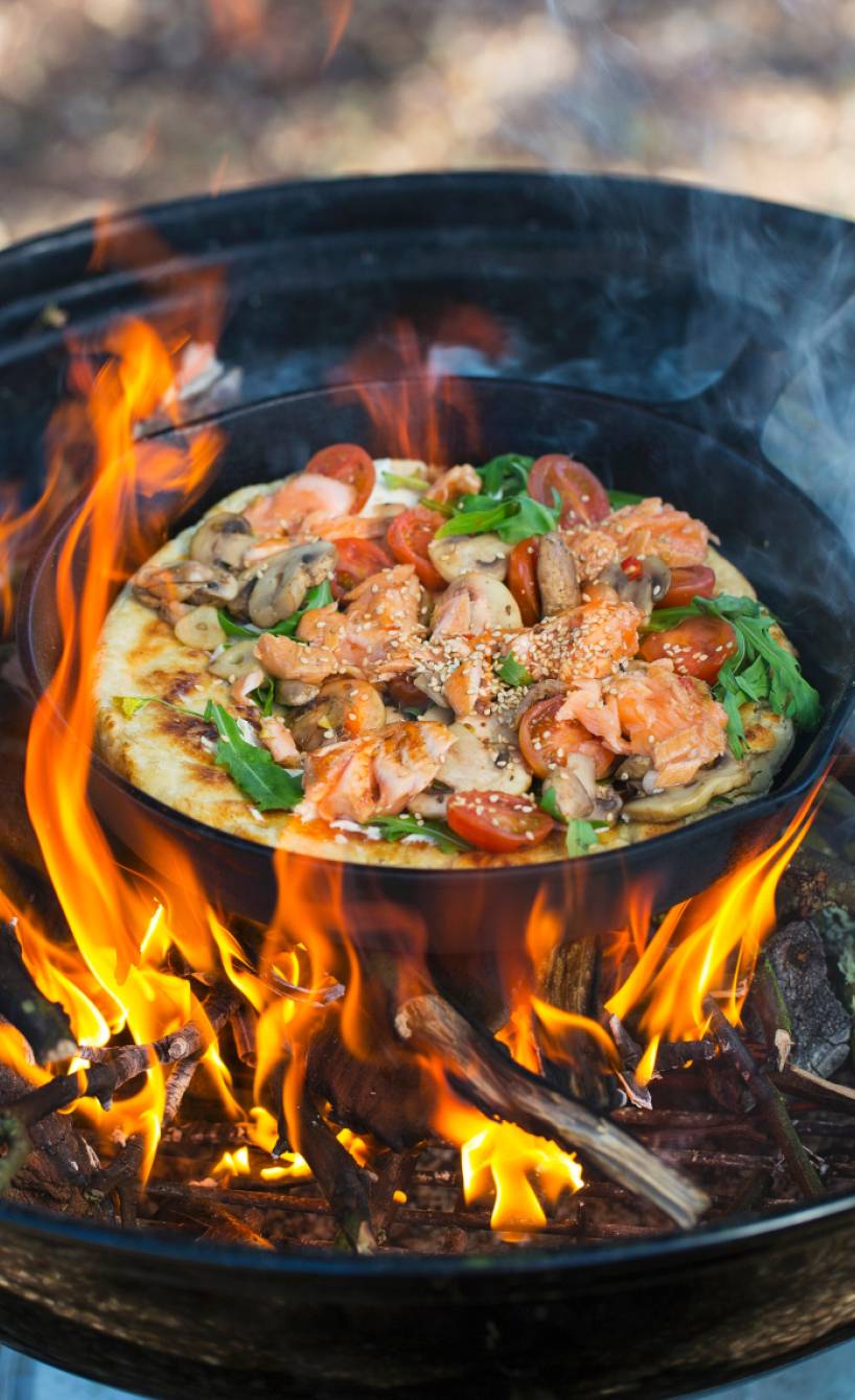 Pfannenpizza vom Grill mit Lachs und Pilzen