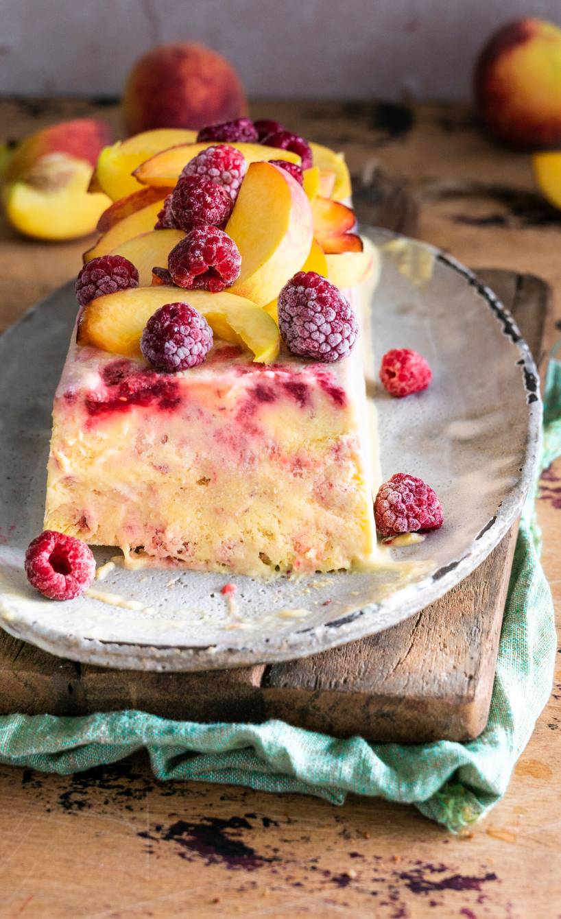 Pfirsich-Himbeer-Semifreddo mit süßem Minzpesto