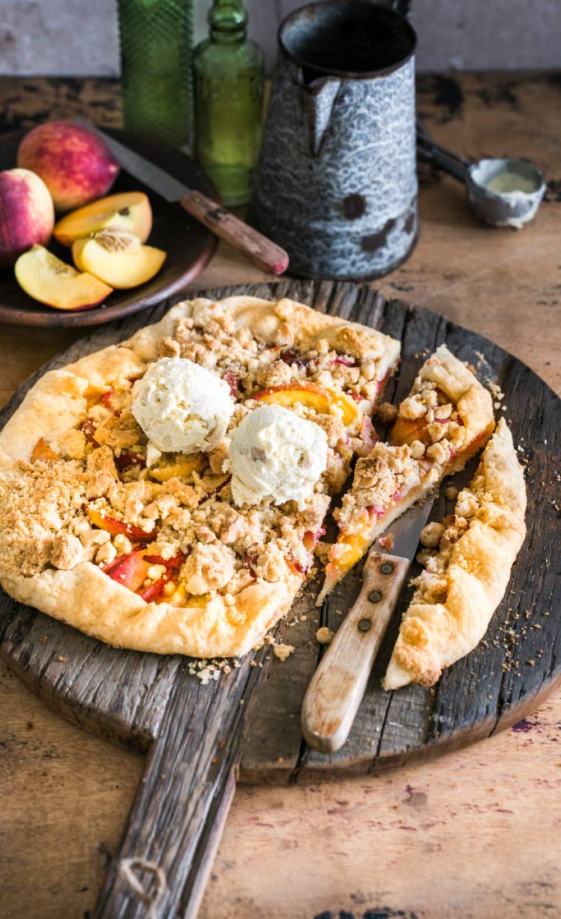 Pfirsich-Nektarinen-Crostata mit knusprigen Mandelstreuseln und Mandeleis
