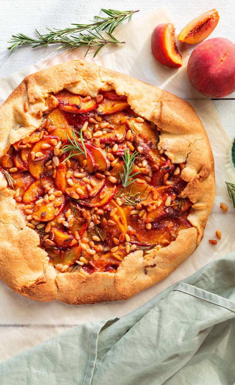 Pfirsichcrostata mit Pinienkernen und Rosmarin