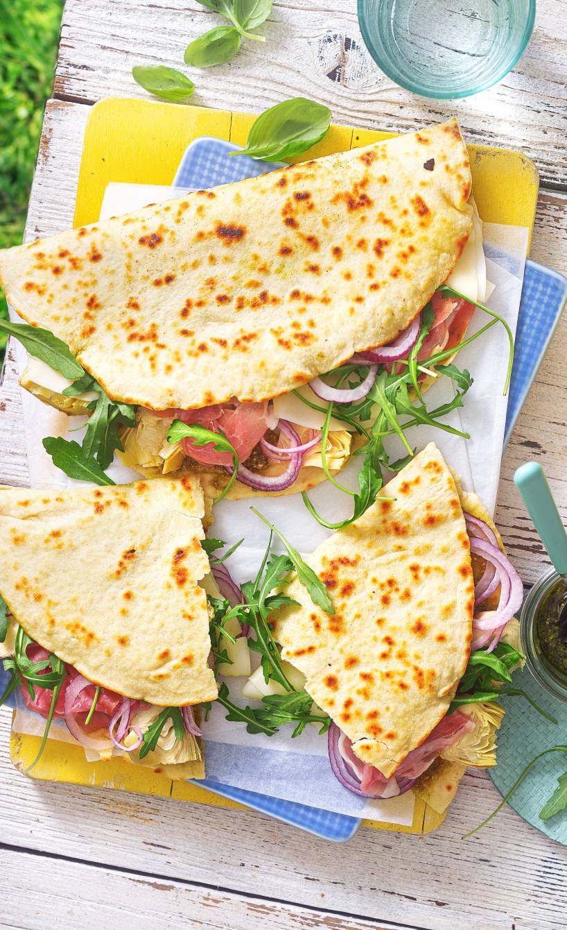 Piadina mit Parmaschinken, Artischocken und Provolone