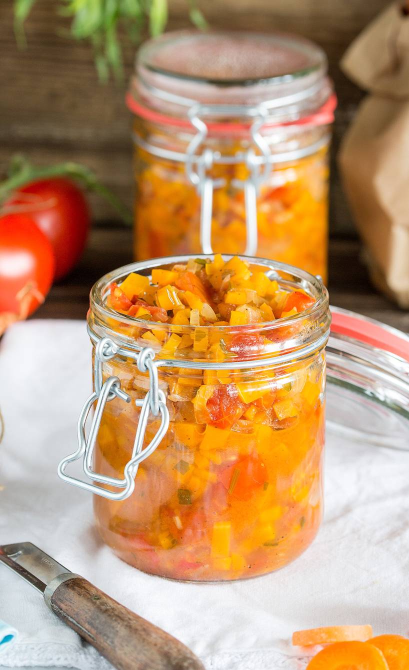 Selbstgekochtes Karotten-Tomaten-Chutney in mehreren Einmachgläsern auf einem Tisch