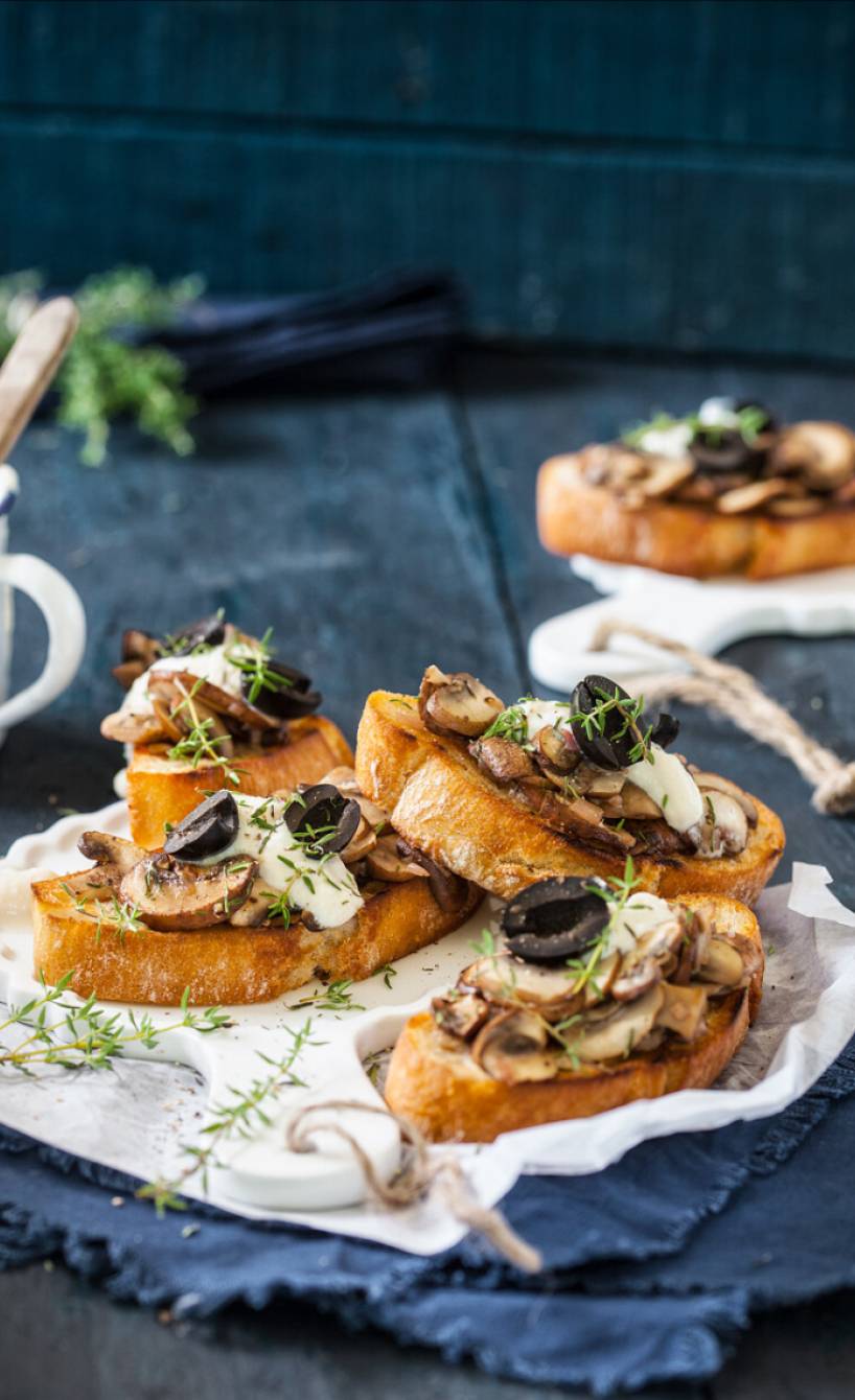 Pilz- Bruschette mit Ricotta und Oliven Pilz- Bruschette mit Ricotta und Oliven