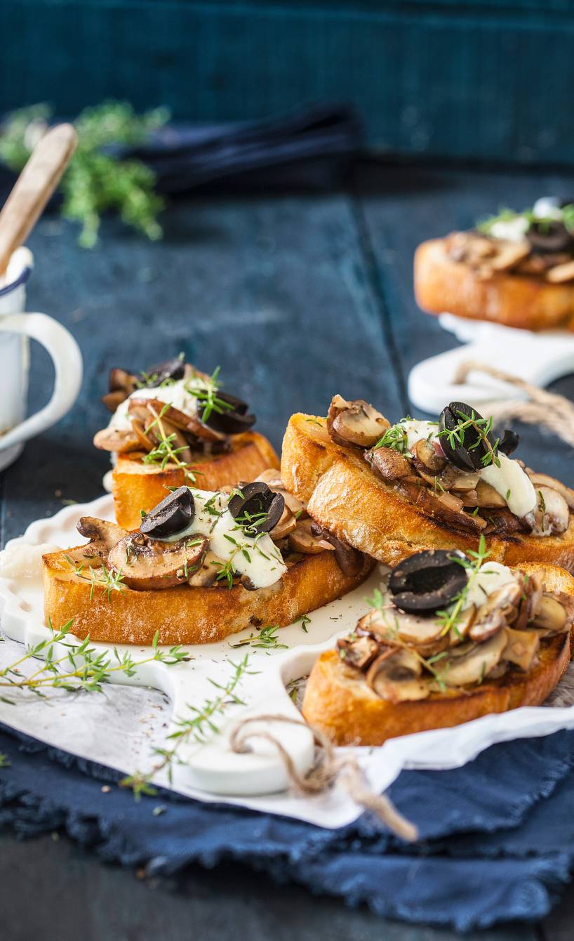 Pilz-Bruschette mit Ricotta und Oliven