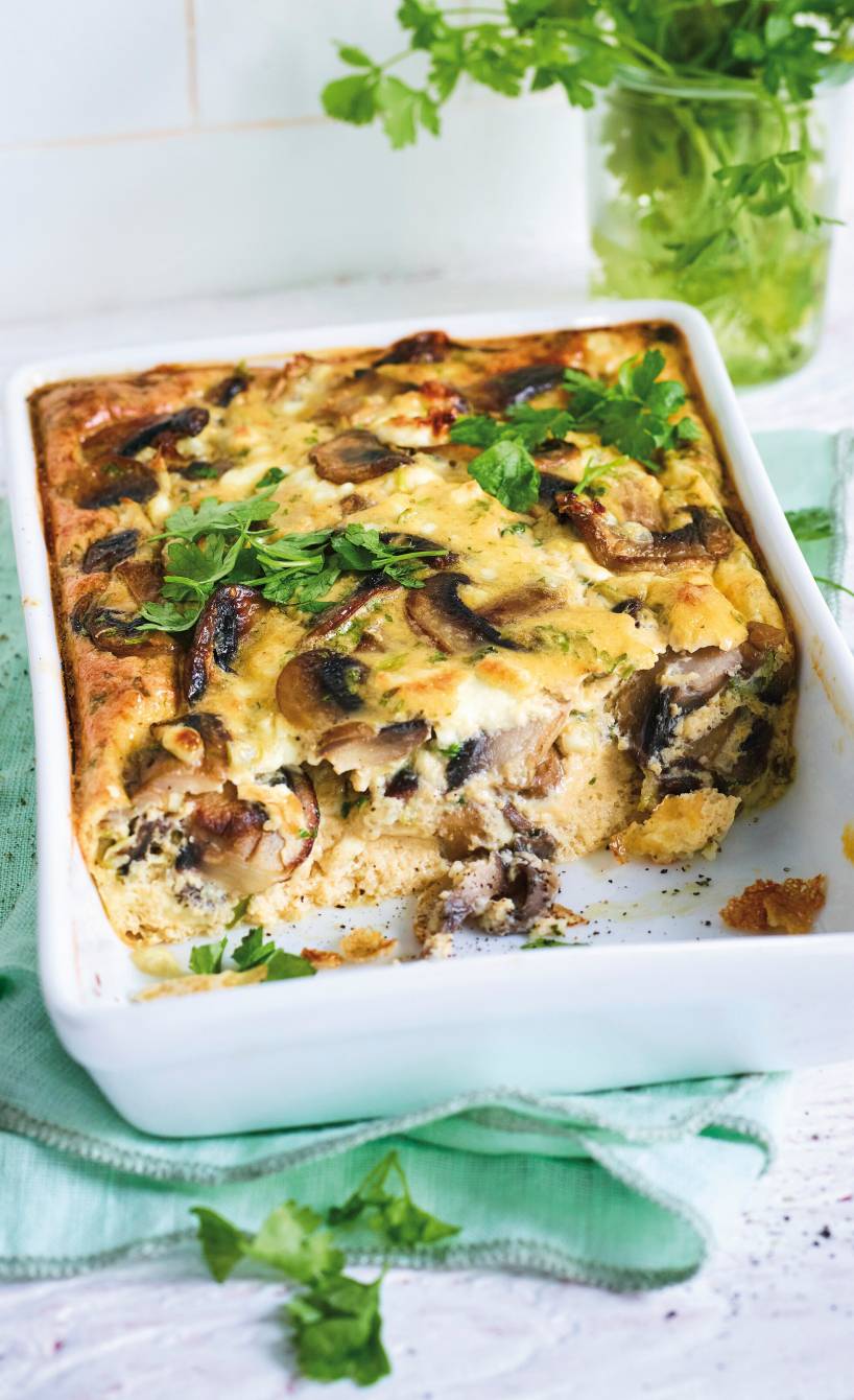 Gebackene Pilz-Frittata mit Feta in einer Auflaufform