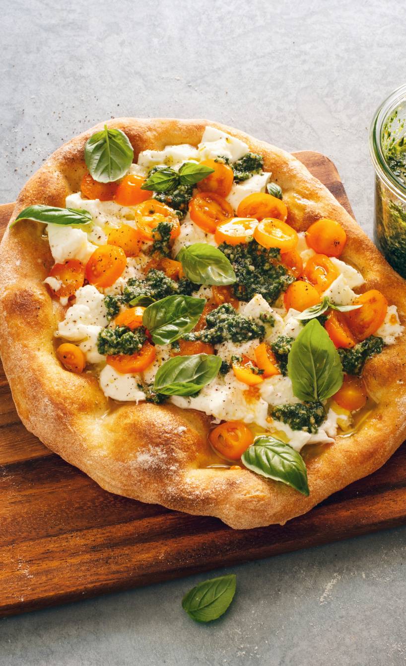 Pinsa Romana mit Kirschtomaten, Büffelmozzarella und Pesto | SoIsstItalien