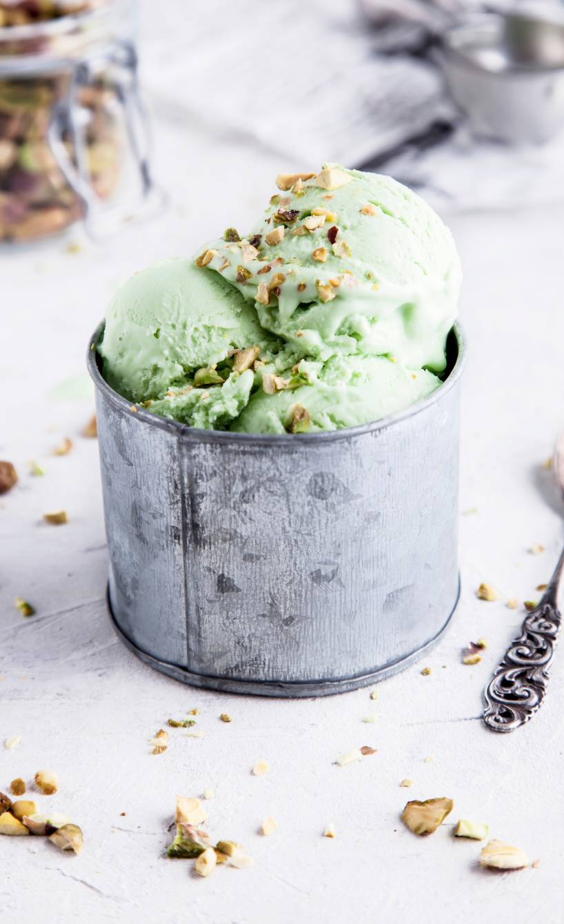 Mascarpone-Pistazien-Eis mit Mandeln