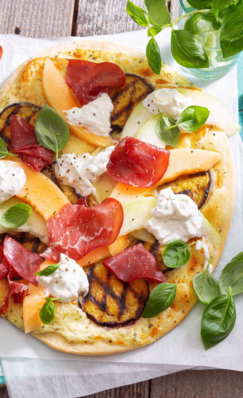 Pizza bianca mit Aubergine, Melone & Bresaola
