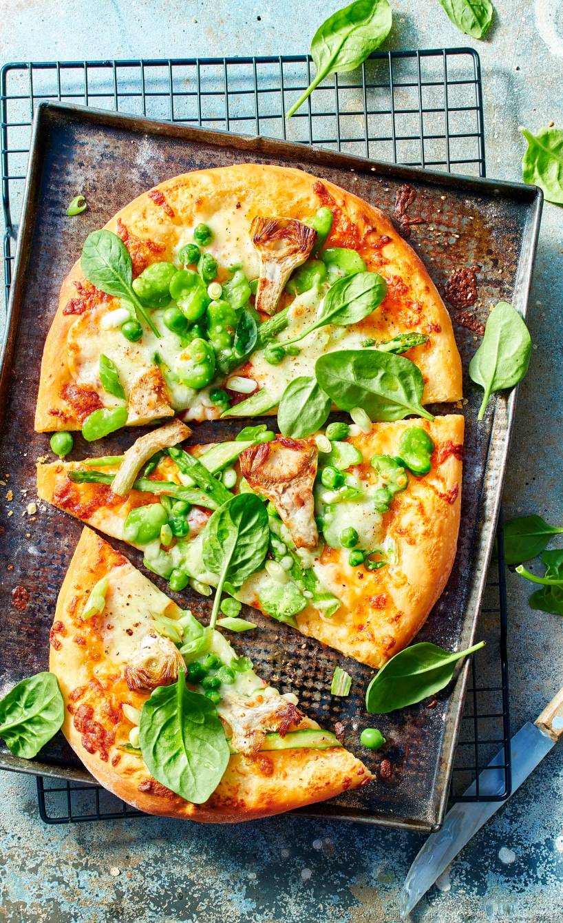 Pizza bianca mit dicken Bohnen, Erbsen, Artischocken & Spinat