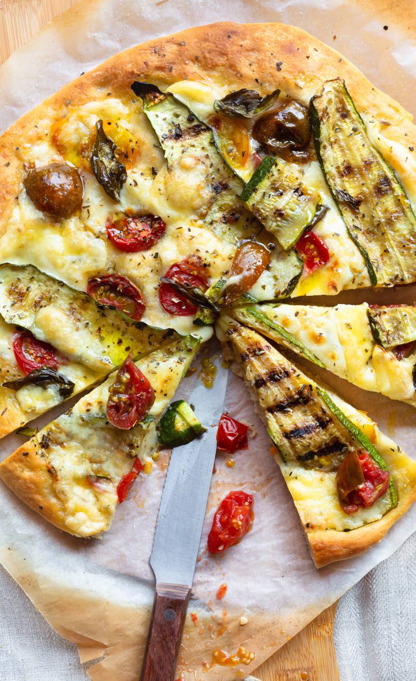 Pizza bianca mit gegrillter Zucchini, Crème fraîche und Mozzarella