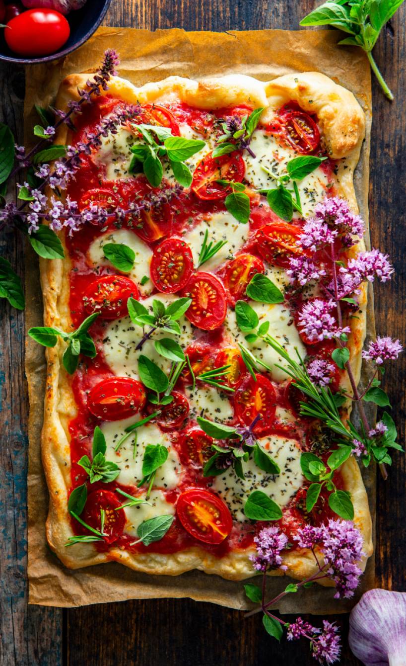 Pizza Margherita mit Kräutern