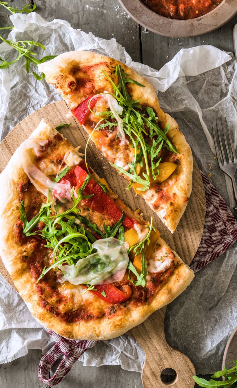 Pizza mit gegrillter Paprika, Lardo & Rucola