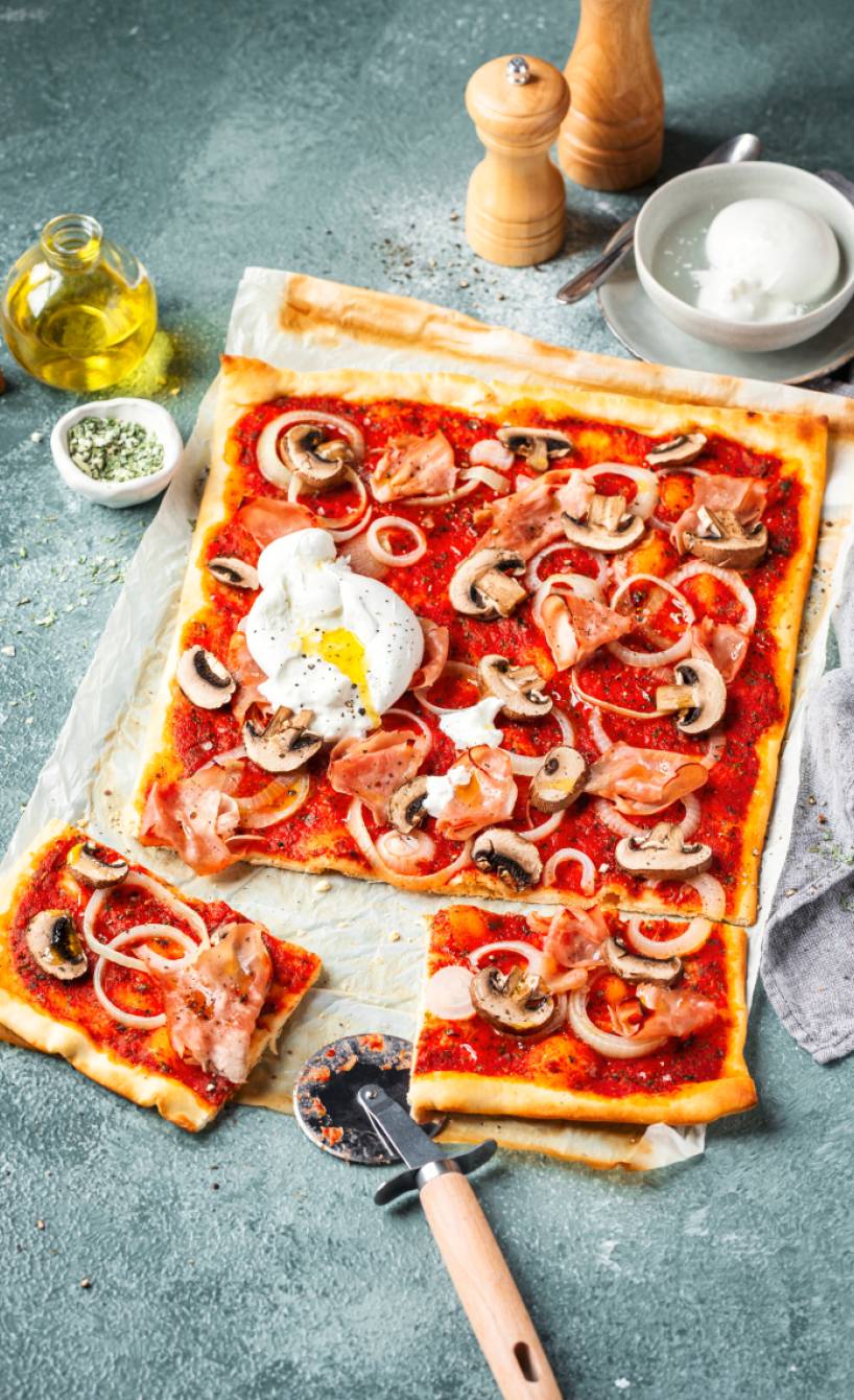 Pizza mit Prosciutto, Pilzen und Burrata