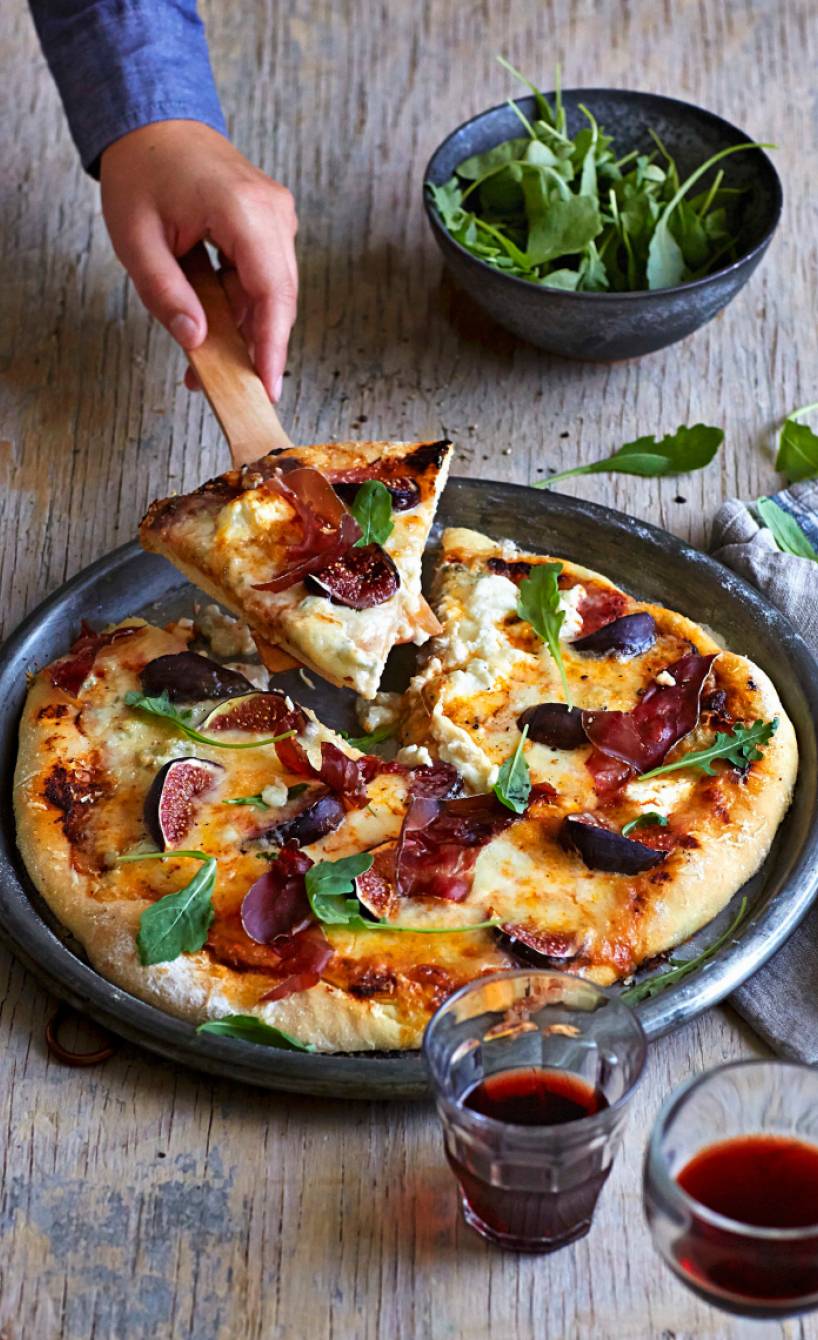 Pizza mit vier Sorten Käse, Bresaola und Feigen