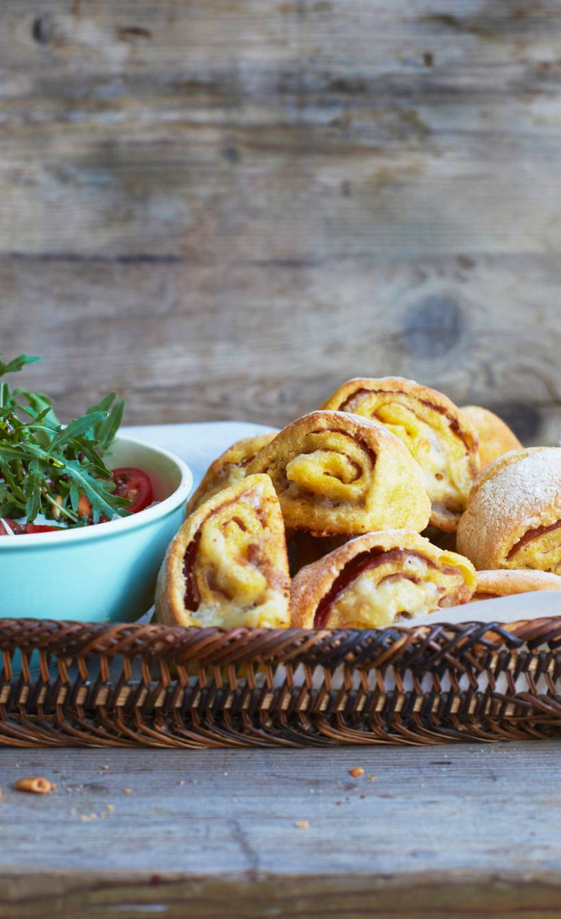Pizzabrötchen mit Maisgrieß, dazu Rucolasalat | SoIsstItalien