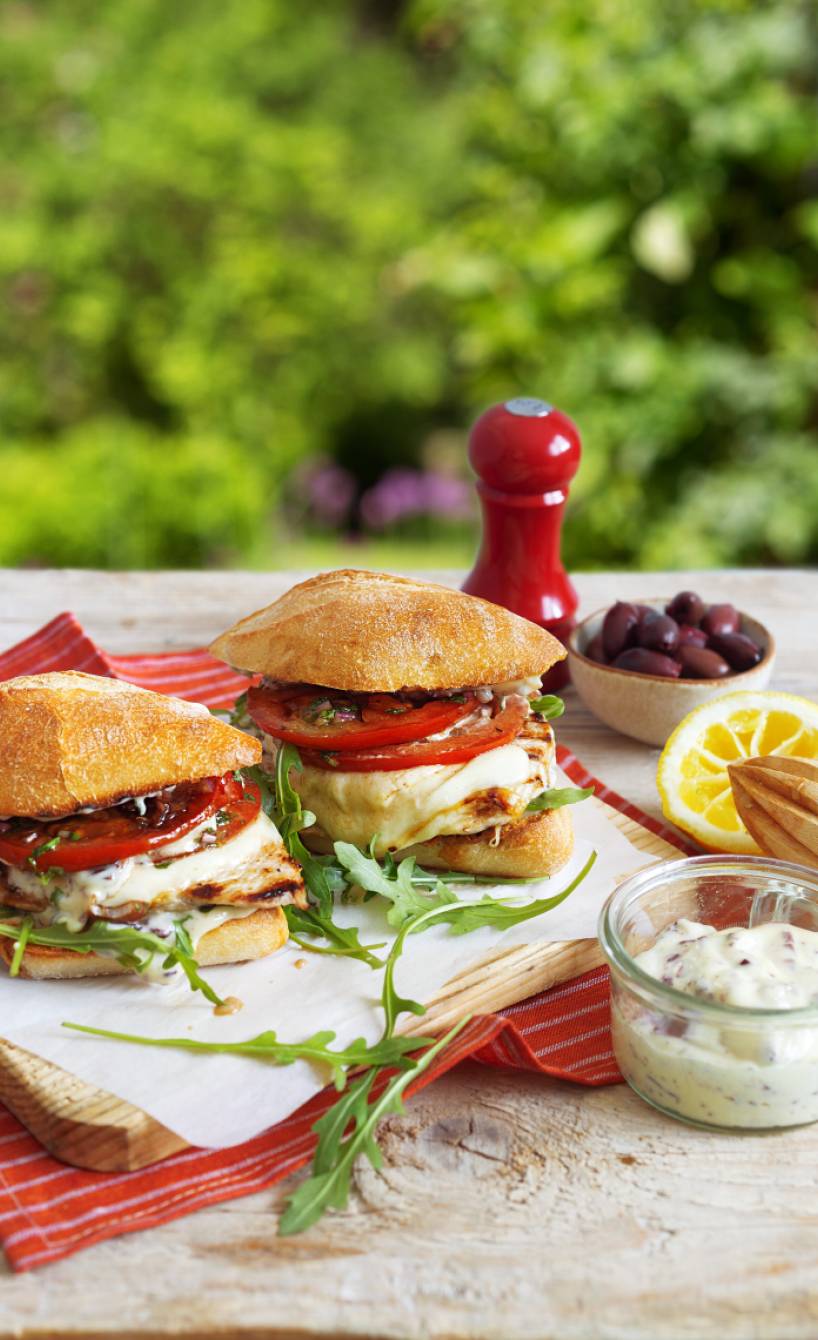Caprese-Burger mit gegrilltem Putenfilet und Olivenmayonnaise