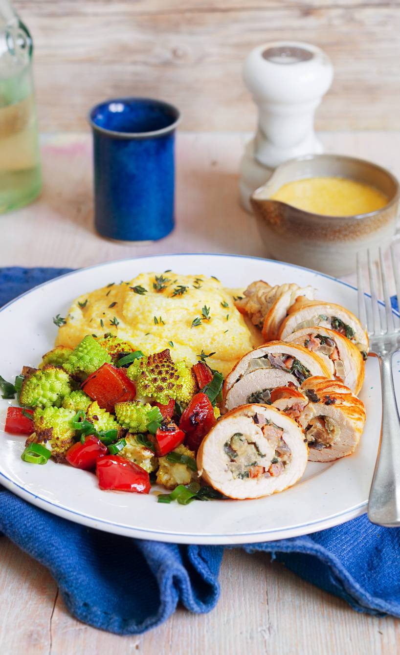 Puteninvoltini mit cremiger Polenta und knackigem Paprika-Romanesco-Gemüse