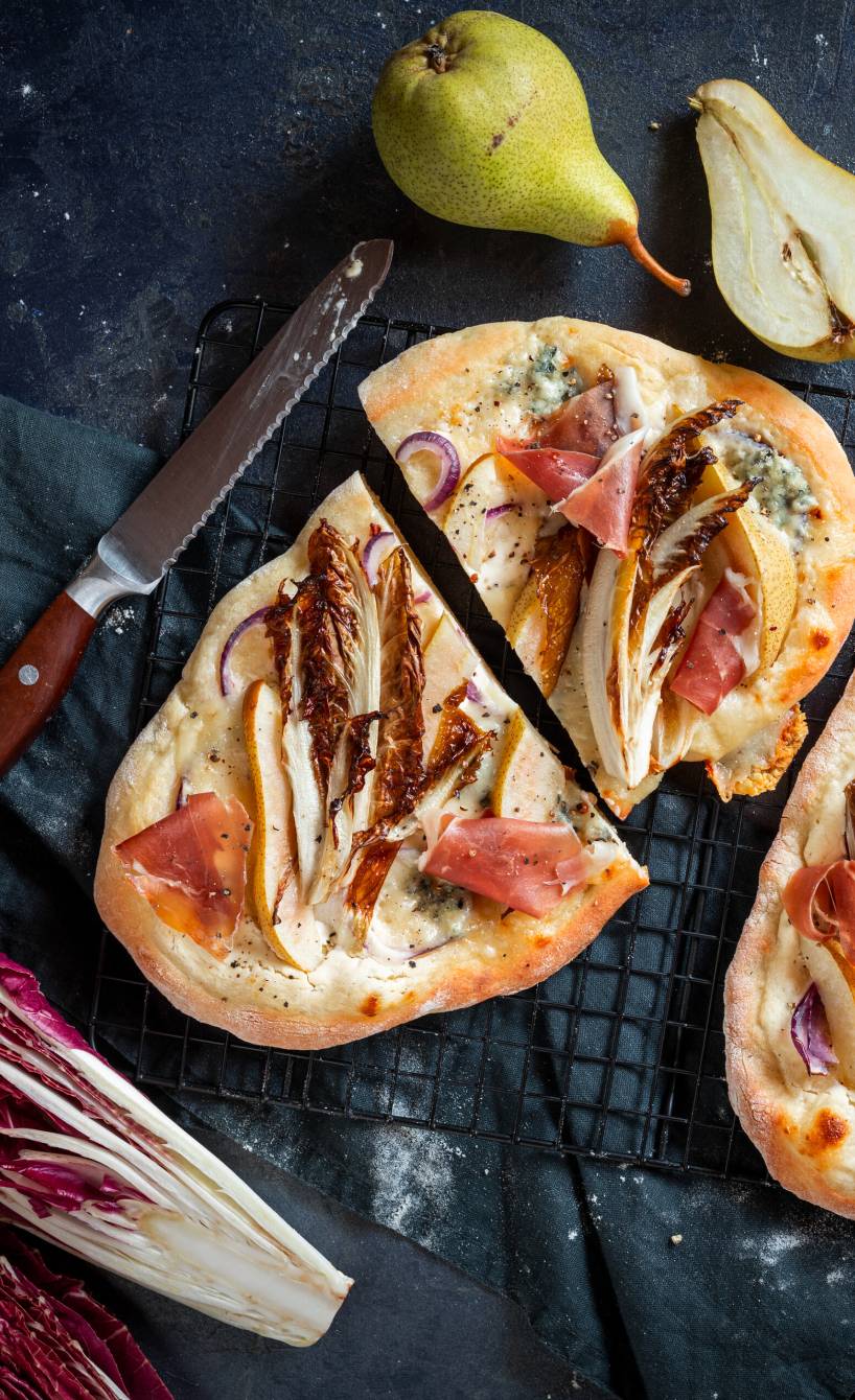 Radicchio-Pinsa mit Birne und Gorgonzola