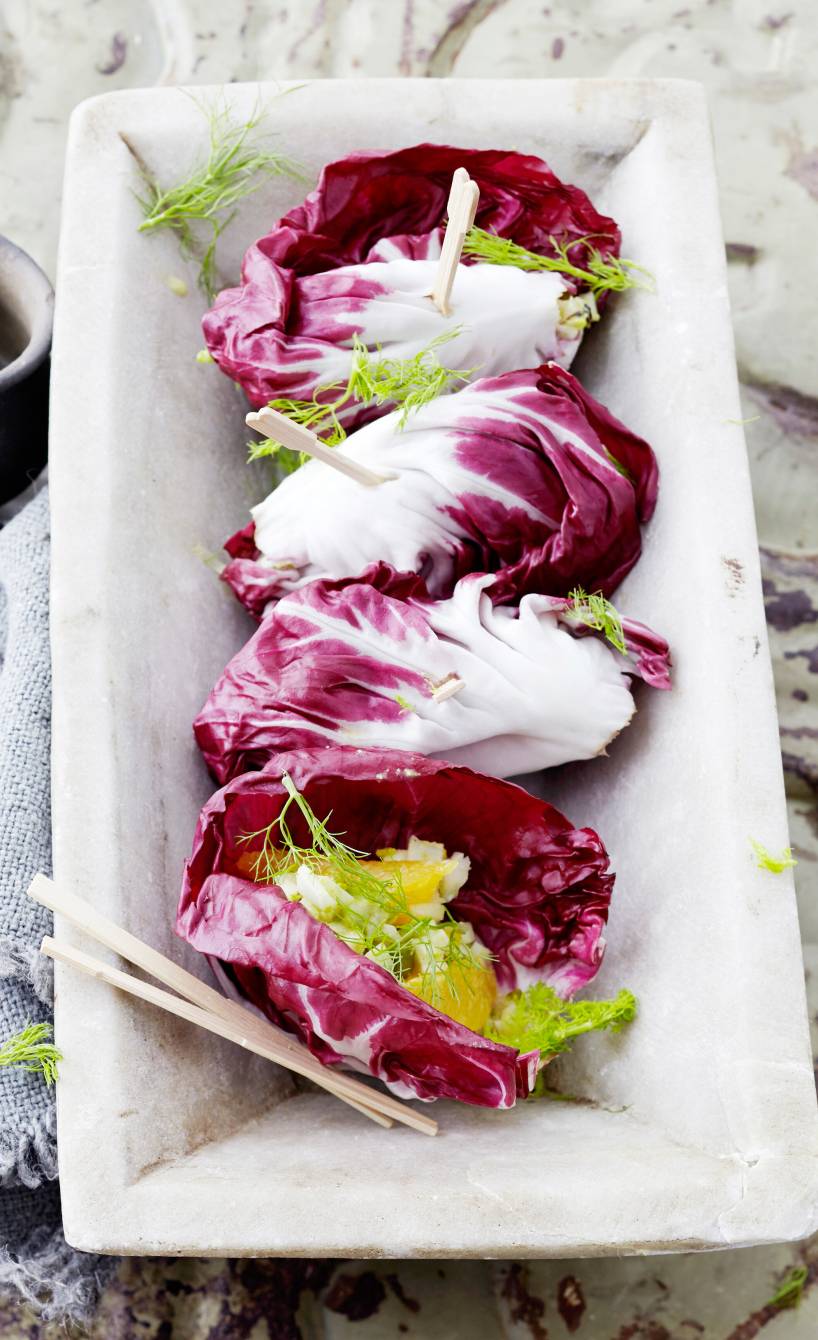  Radicchio-Blätter gefüllt mit Fenchelsalat mit Orangen getoppt von Pistazienkernen auf einer Vorspeisenplatte
