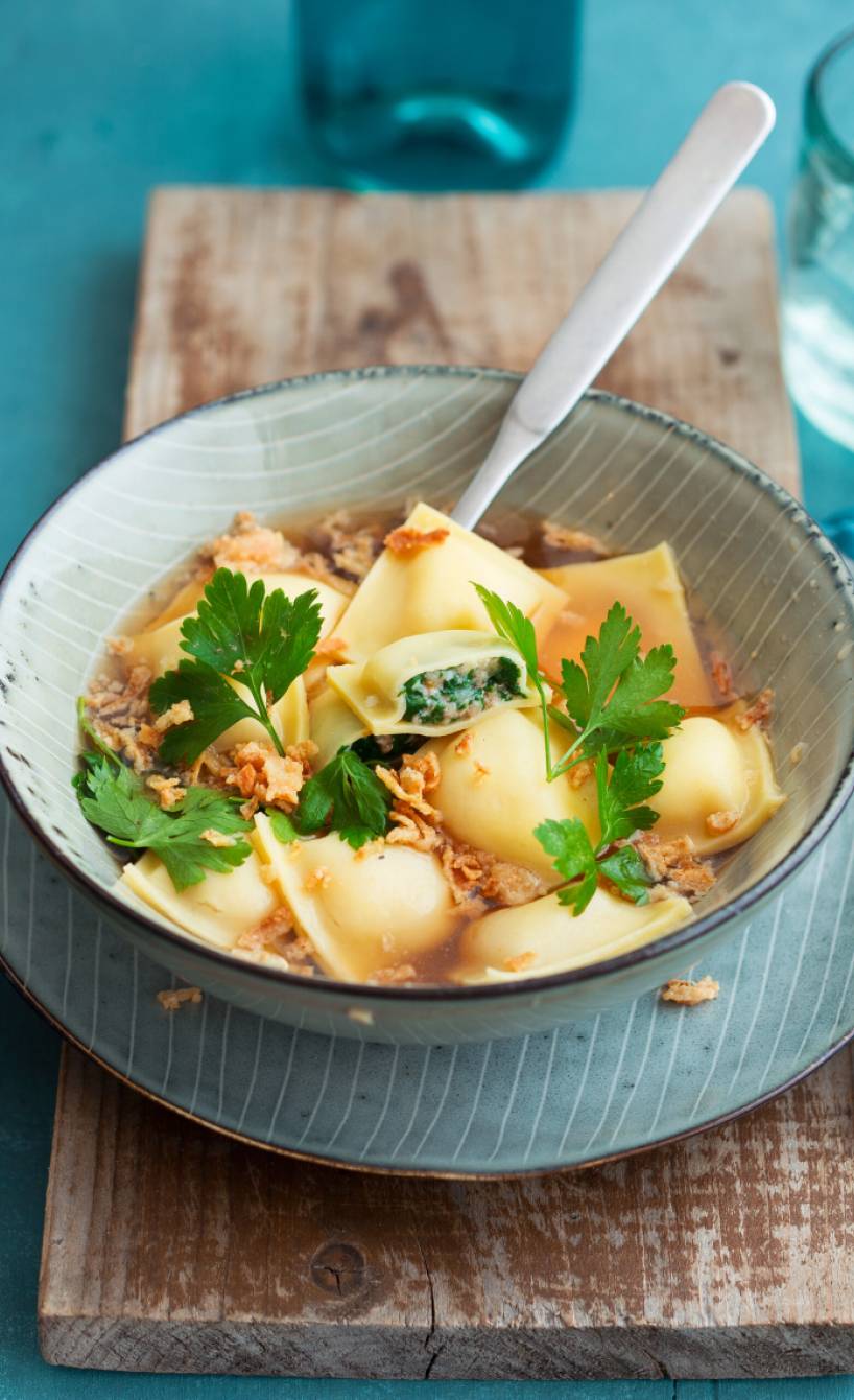 Ravioli in Rinderbrühe in einer Schüssel