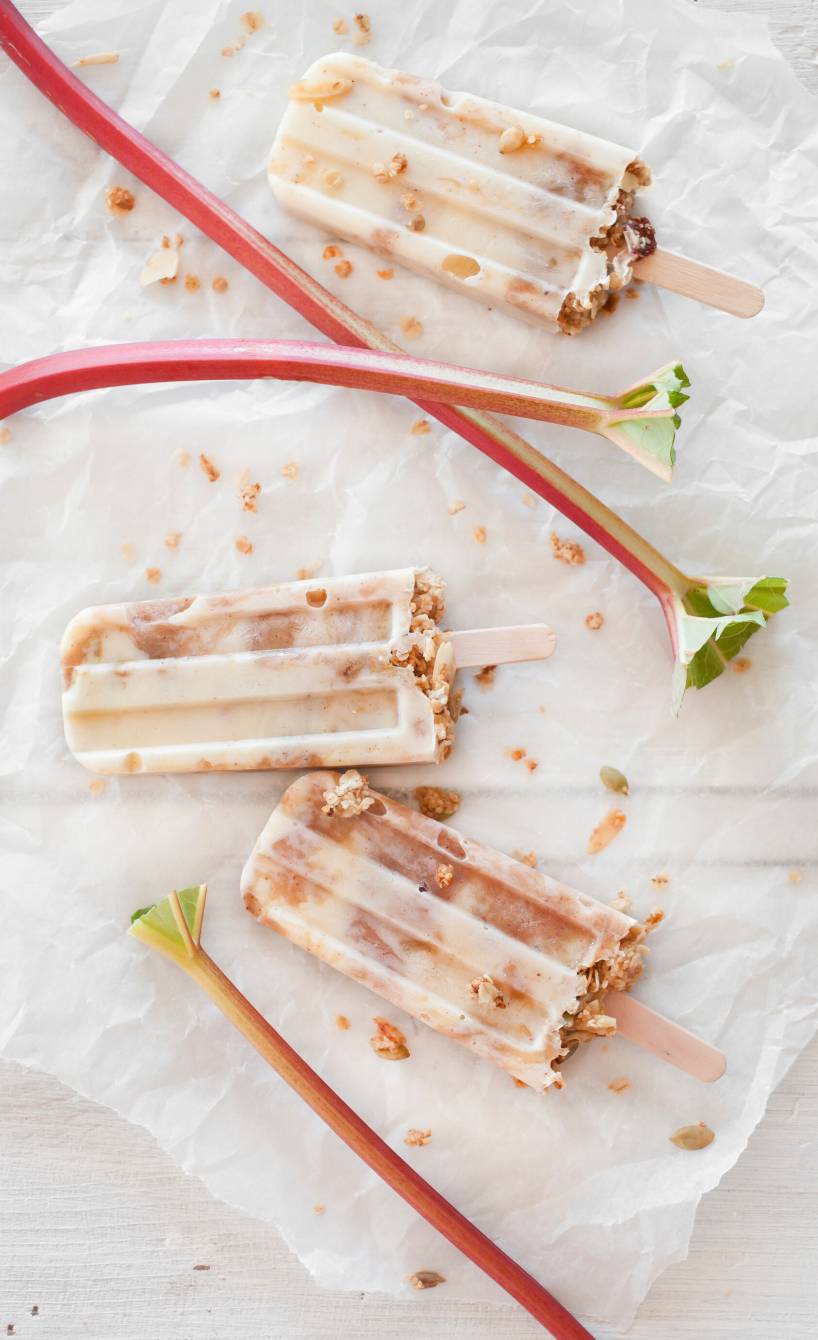 Rhabarbereis am Stiel mit Granola