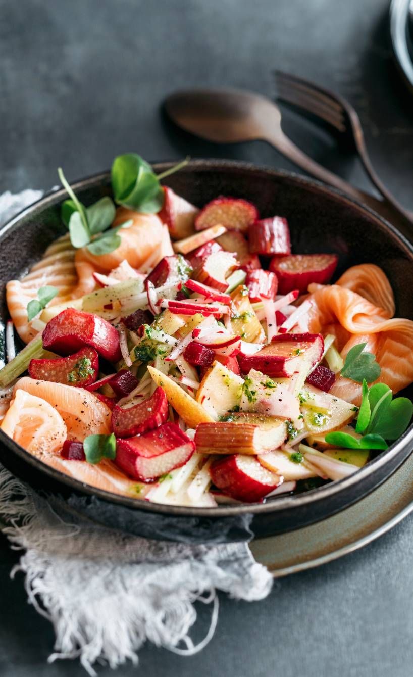 Rhabarber-Salat in einer Schüssel mit rohem Lachs, Apfel und Roter Bete