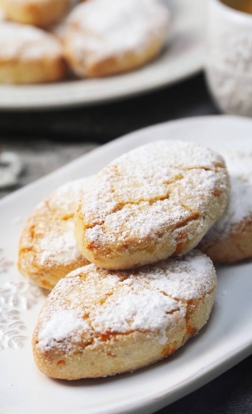 Ricciarelli Plätzchen auf zwei Tellern auf einem Tisch