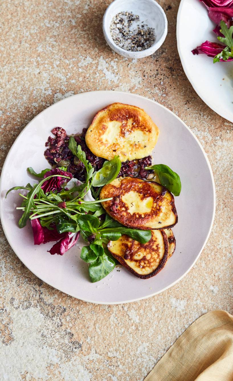 Ricotta-Bratlinge mit Salat und Olivenpaste