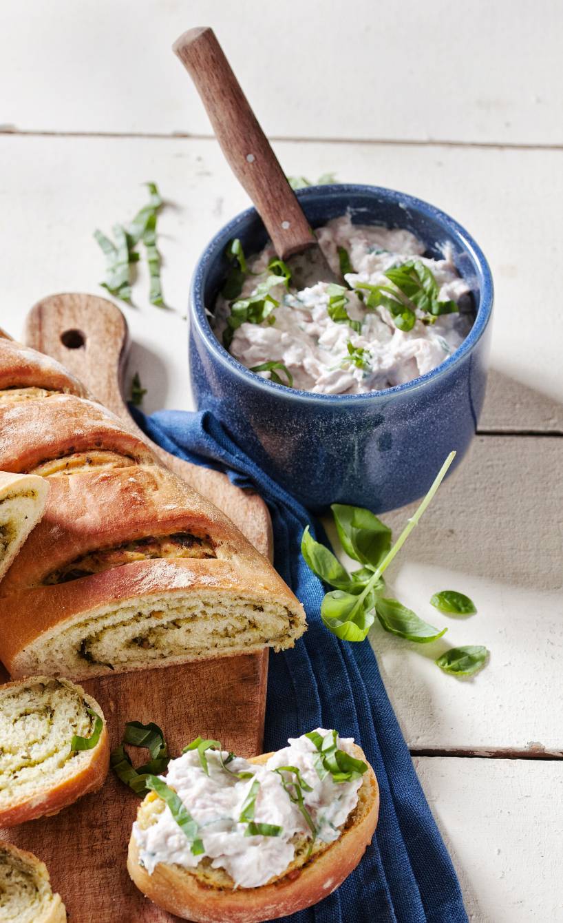 Selbstgemachter Ricotta-Thunfischaufstrich in einer Schale neben frischem italienischem Brot