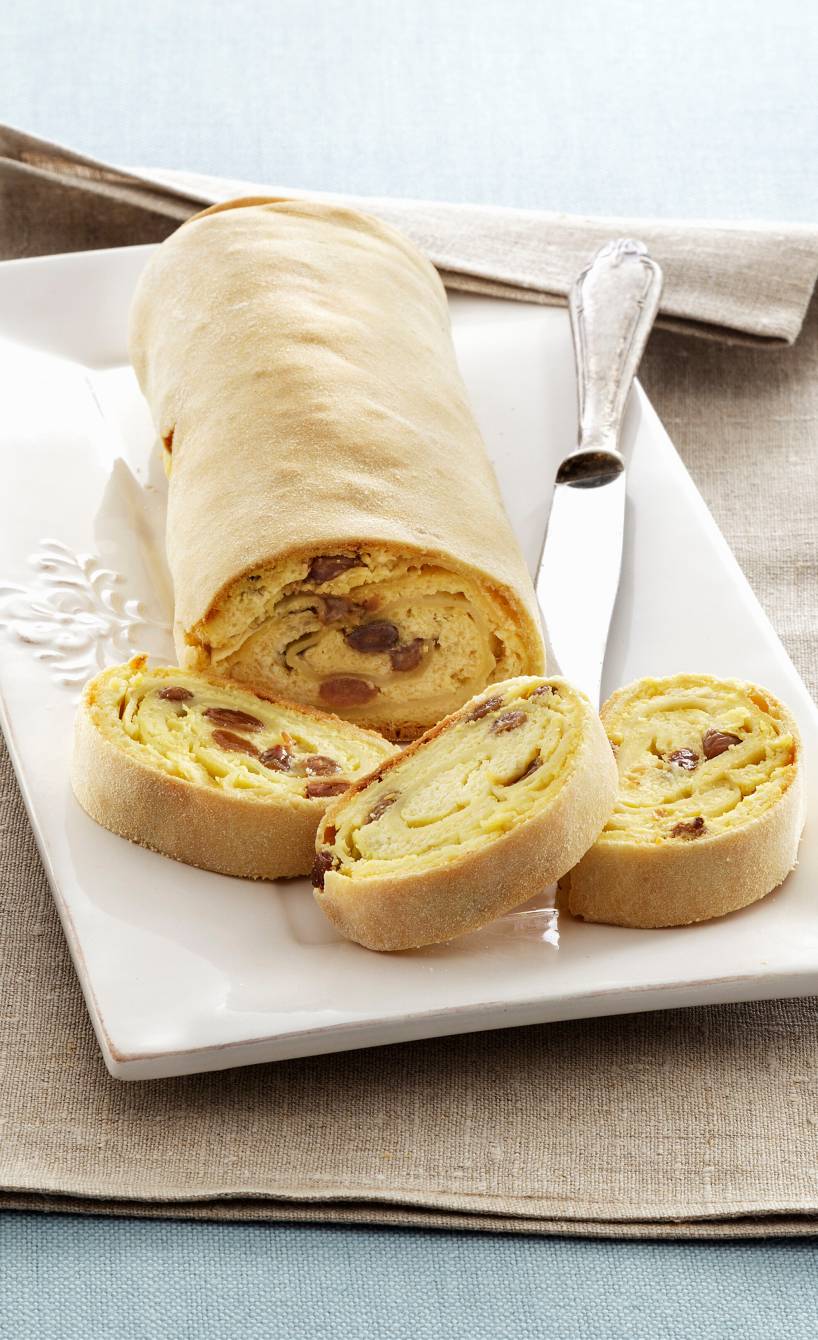 Selbst gebackener Ricottastrudel angeschnitten auf einem Kuchenteller