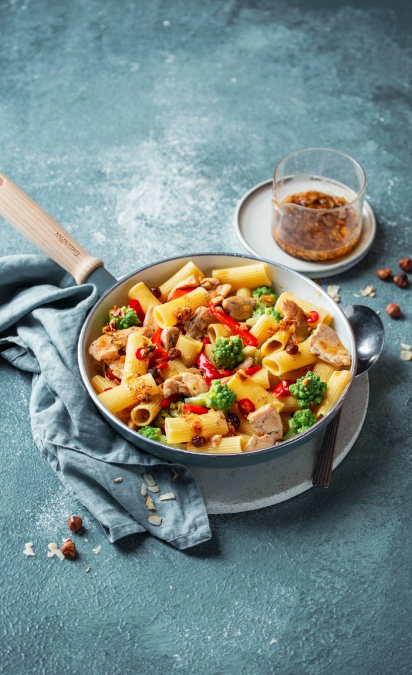 Rigatoni-Gemüse-Pfanne mit Hähnchen – bunt und herzhaft | SoIsstItalien