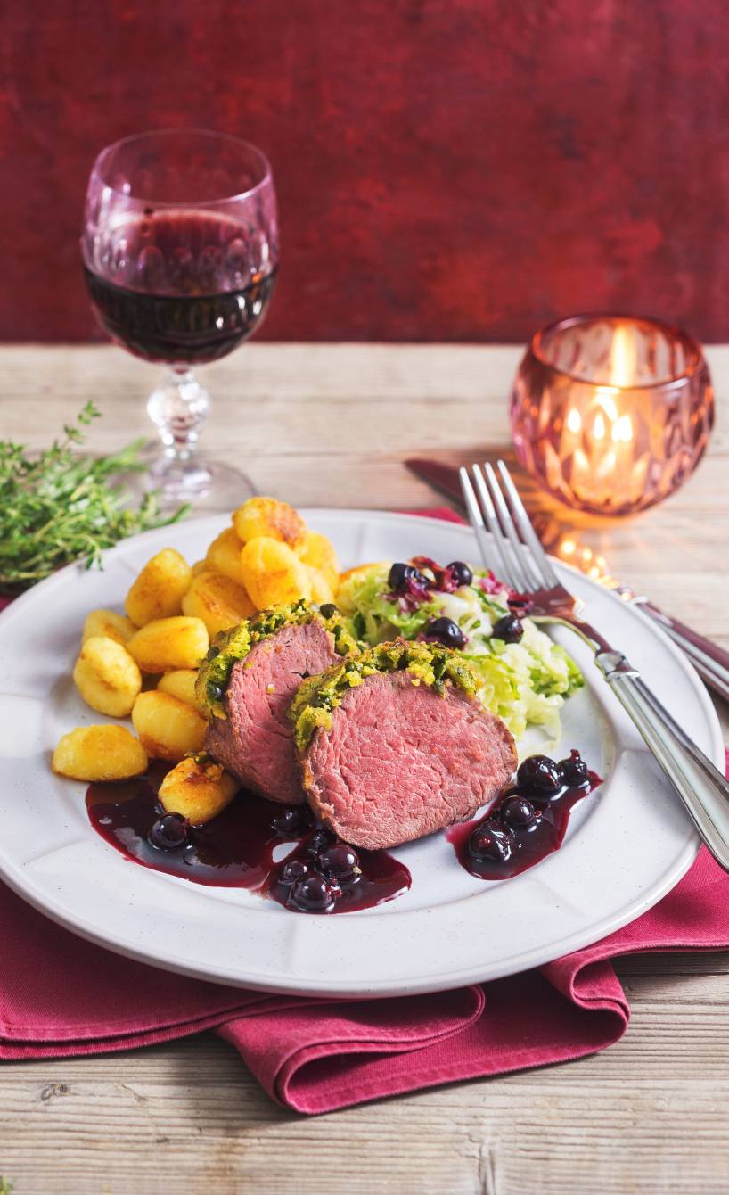 Rinderfilet mit Wirsing, Gnocchi und Cassissoße