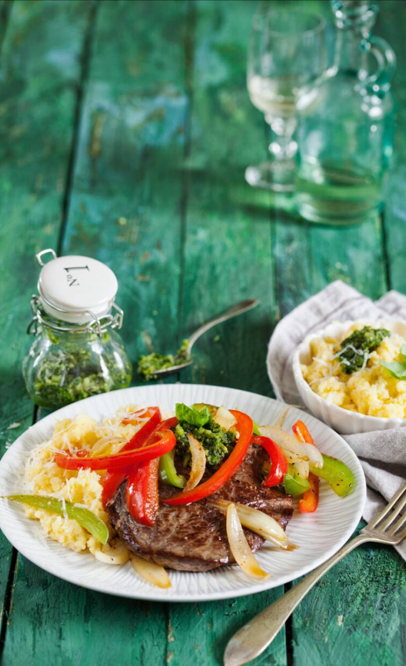 Rindersteaks mit Paprika, Polenta & Basilikumpesto