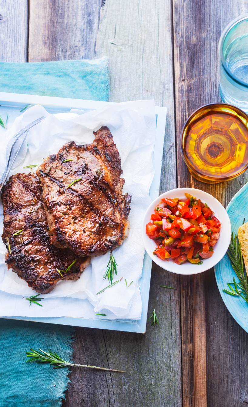 Rindersteaks vom Grill in Kräuter-Oliven-Marinade mit Tomatensalsa