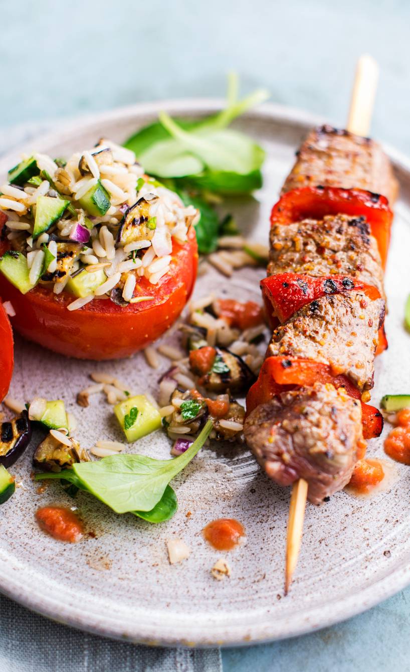 Rindfleischspieß mit gefüllter Tomate: Authentisch italienisch ... Rindfleischspieß mit gefüllter Tomate: Authentisch italienisch ...