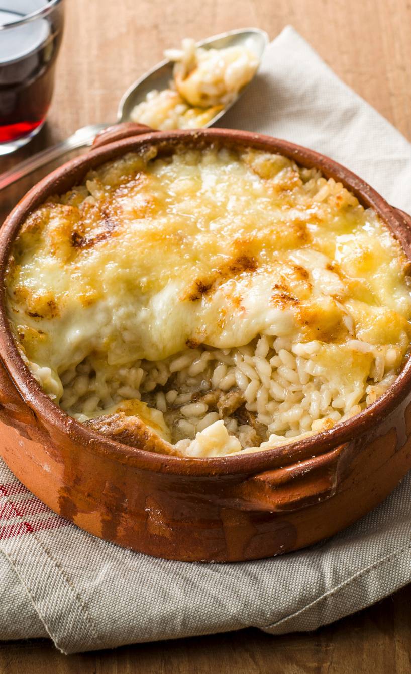 Risotto-Brot-Auflauf in einer Auflaufform mit dicker Käsekruste