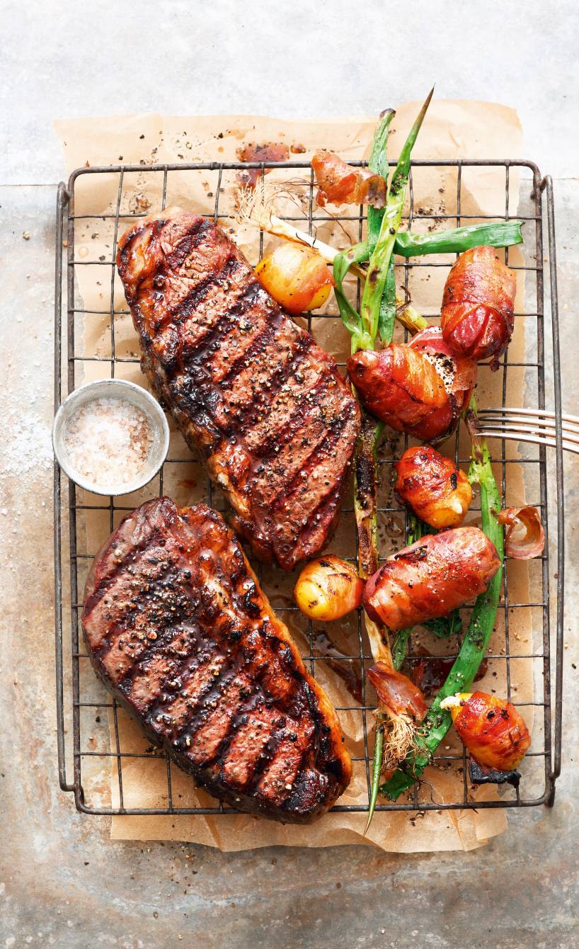 Roastbeef und herzhaft gefüllte Speckkartoffeln vom Grill
