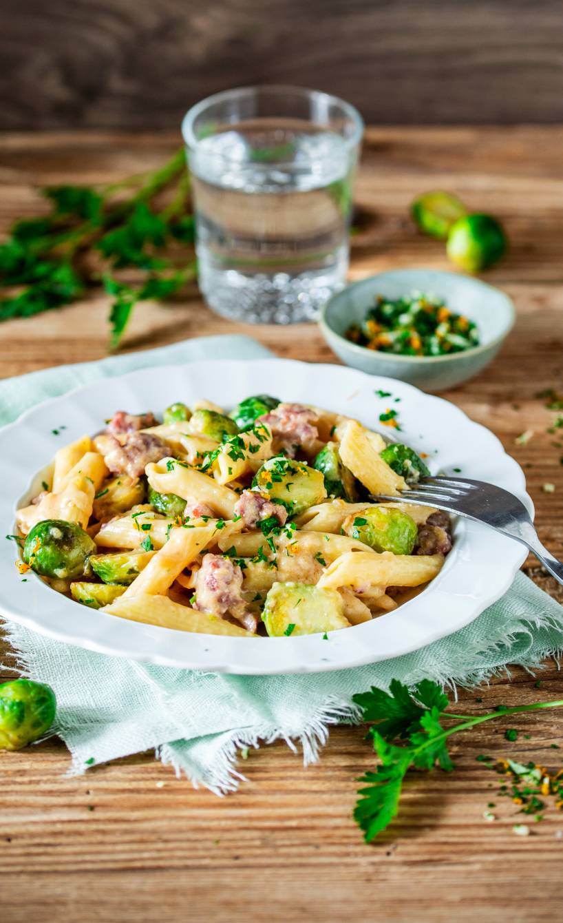 Rosenkohl-Salsiccia-Penne mit Orangen-Gremolata