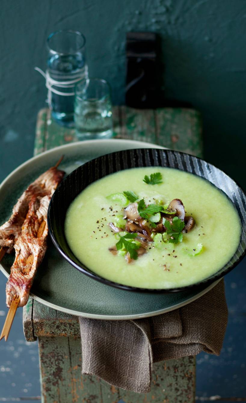 Rosenkohl-Sellerie-Cremesuppe mit Lammspießen