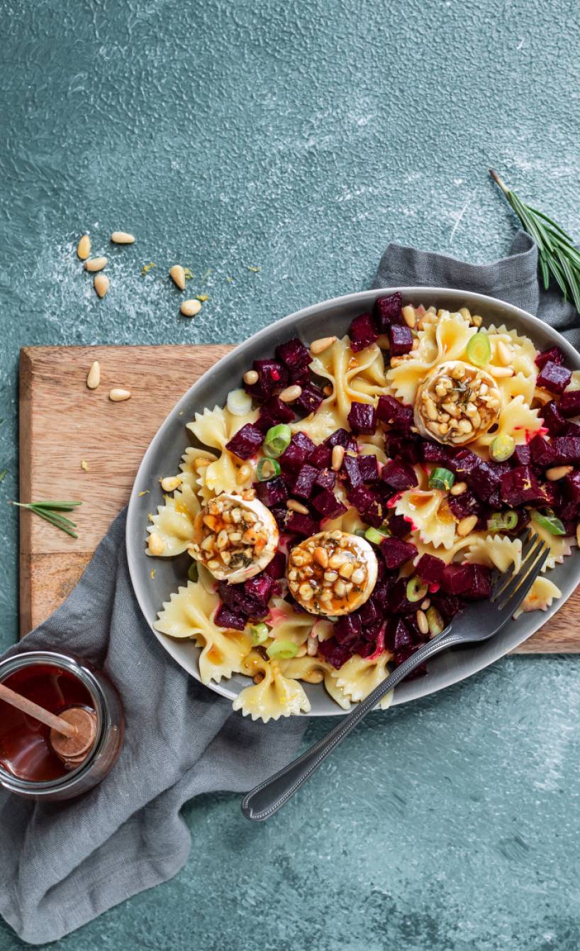 Rote-Bete-Farfalle mit gebackenem Ziegenkäse – der italienische Genuss ...