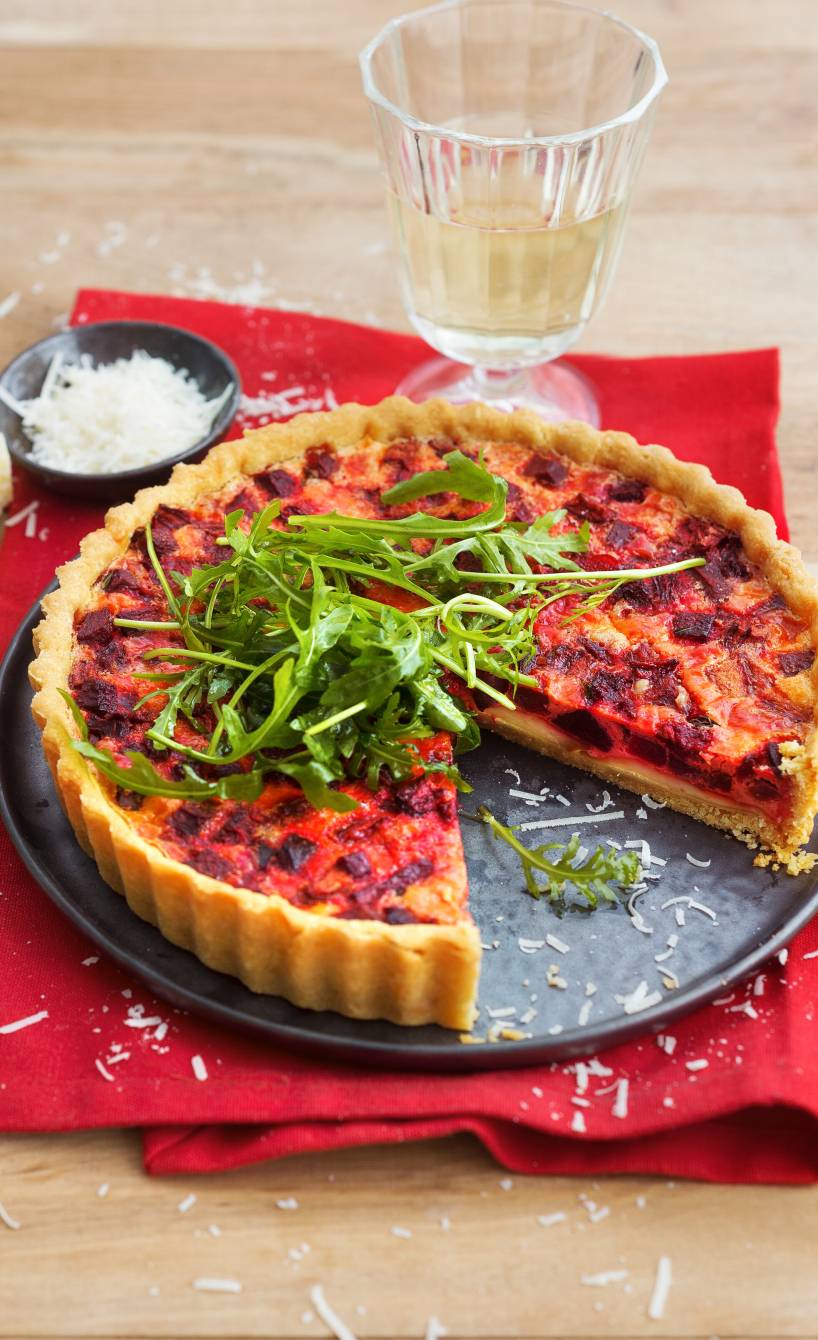 Rote-Bete-Käse-Quiche mit Parmesanboden und mariniertem Rucola