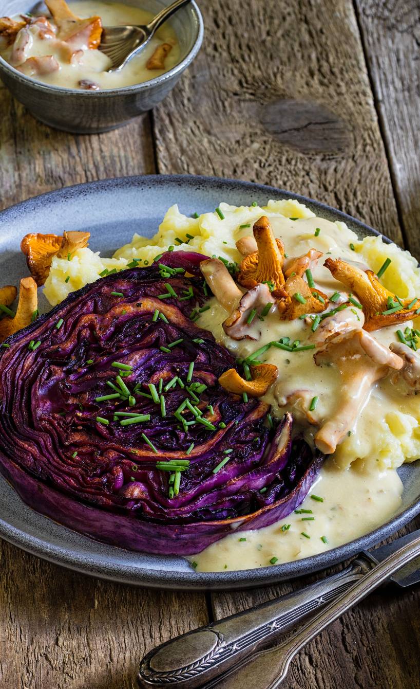 Rotkohlsteaks mit Pfifferlingsoße auf einem rustikalen Teller