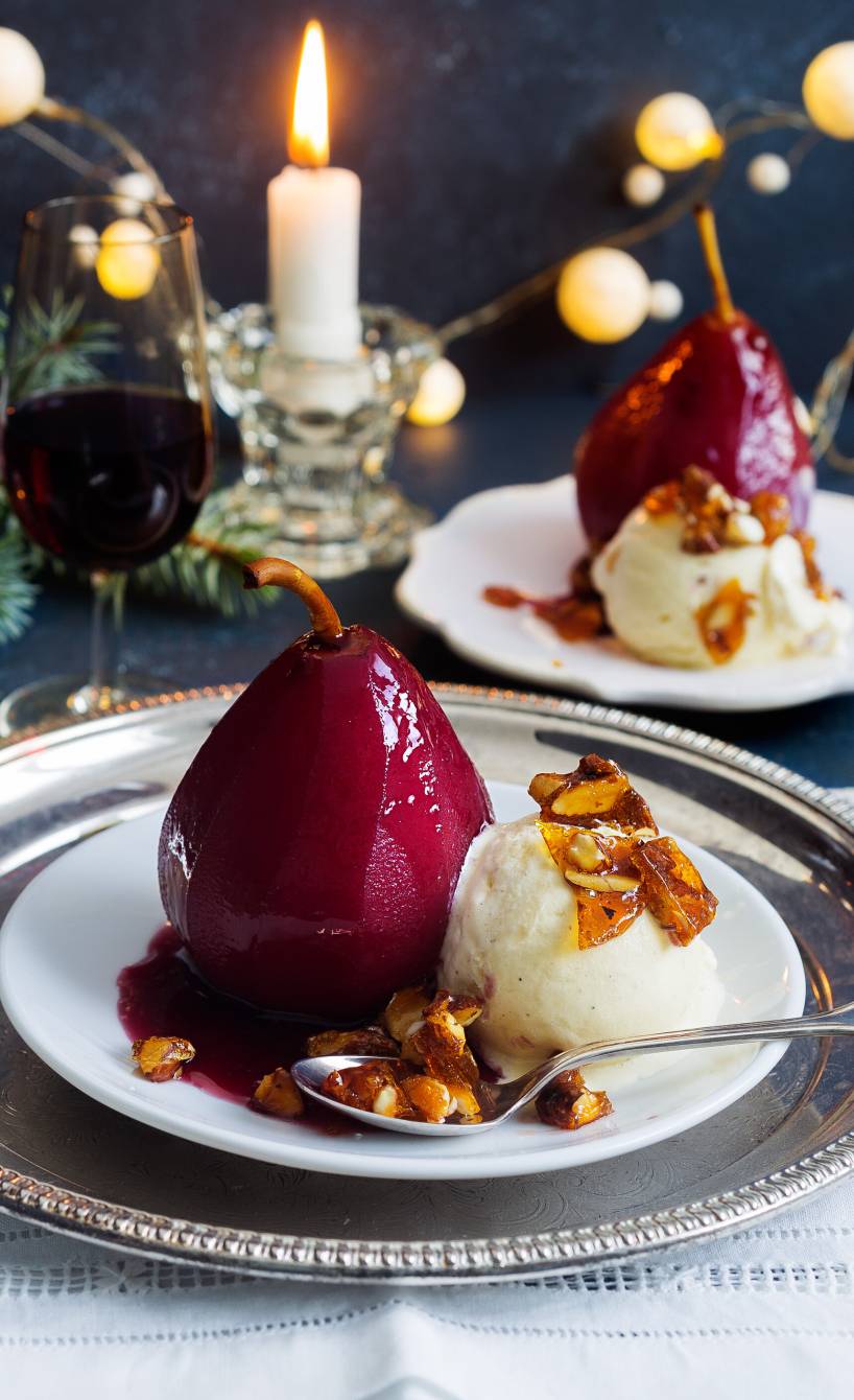 Rotweinbirne mit Marzipaneis