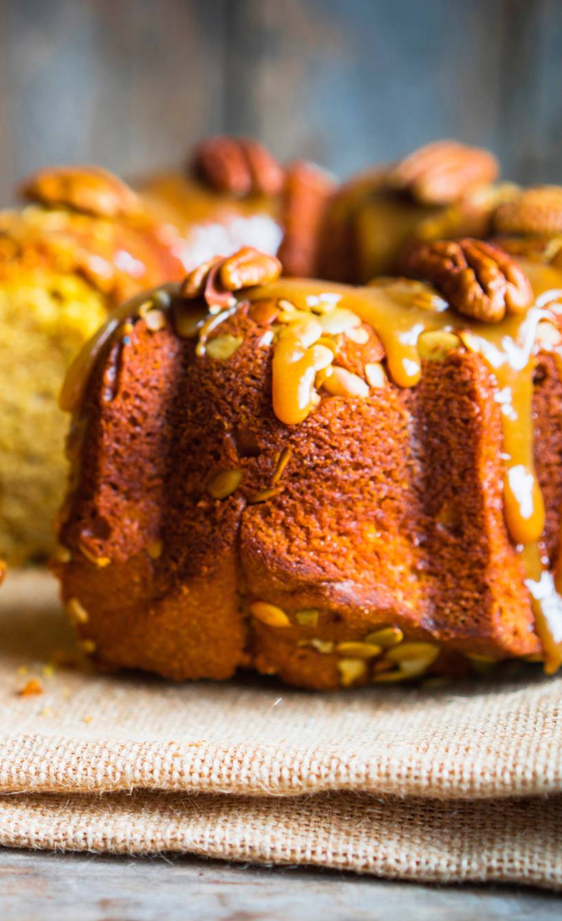 Selbstgebackener Pekannuss-Gugelhupf mit Safran getoppt von Karamellsoße und Nüssen
