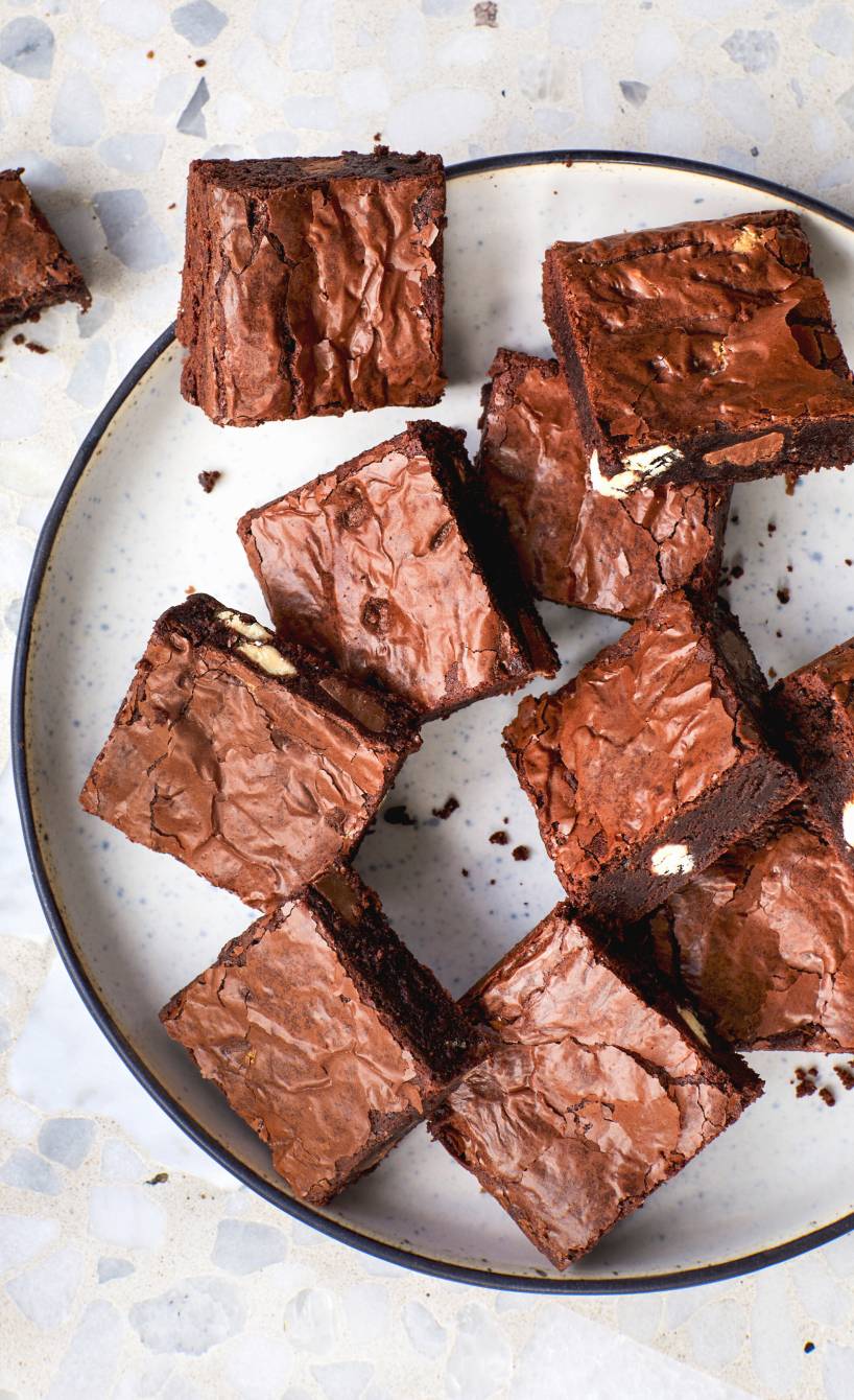 Saftiger Schokoblechkuchen mit weißer Schokolade