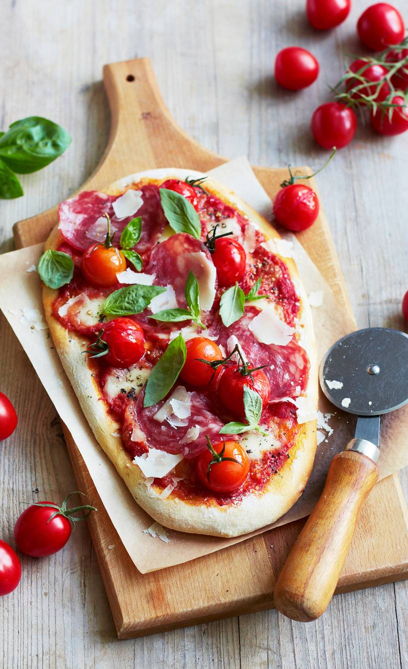 Salamipizza mit Kirschtomaten