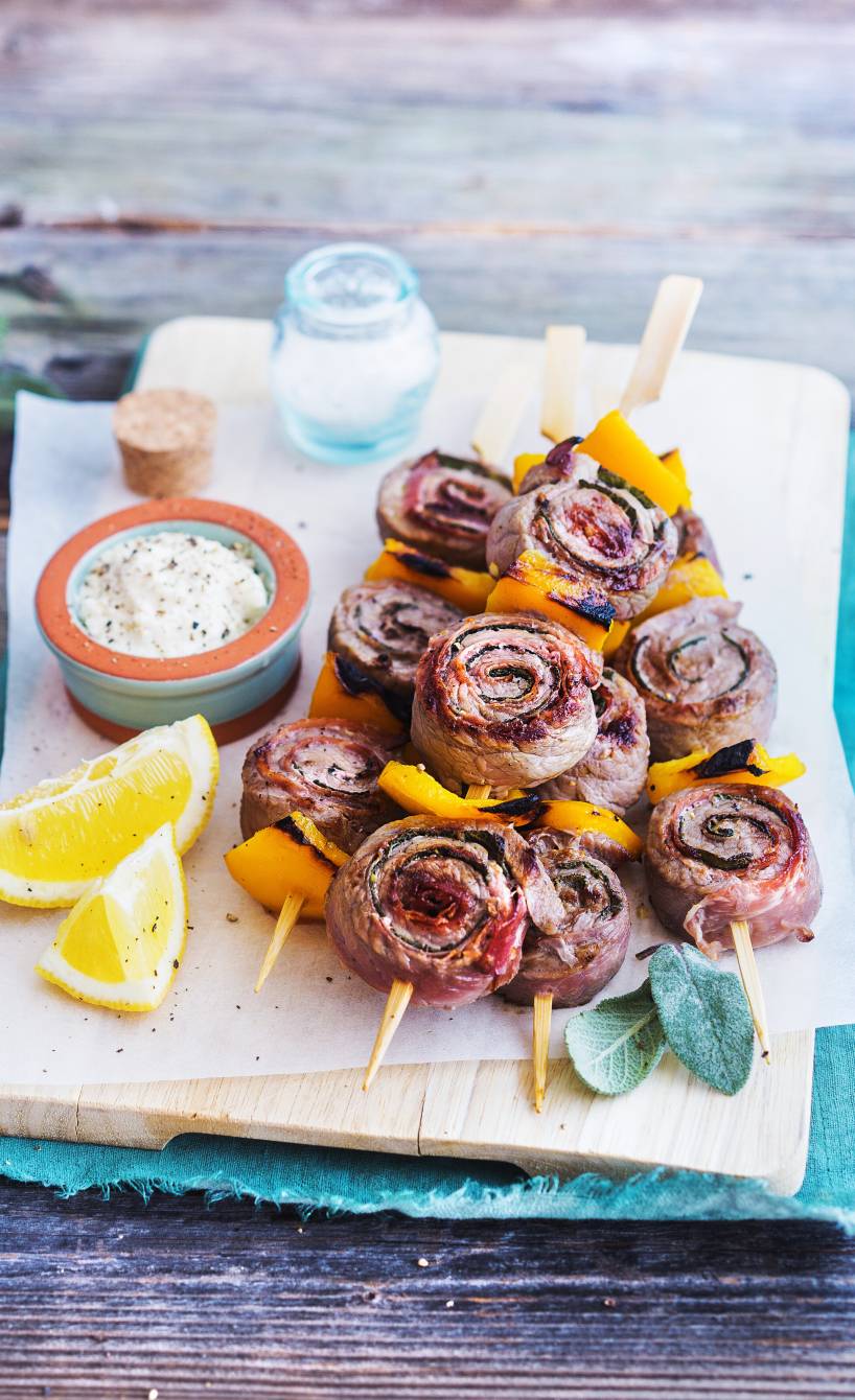 Saltimbocca-Paprikaspieße mit Parmesandip